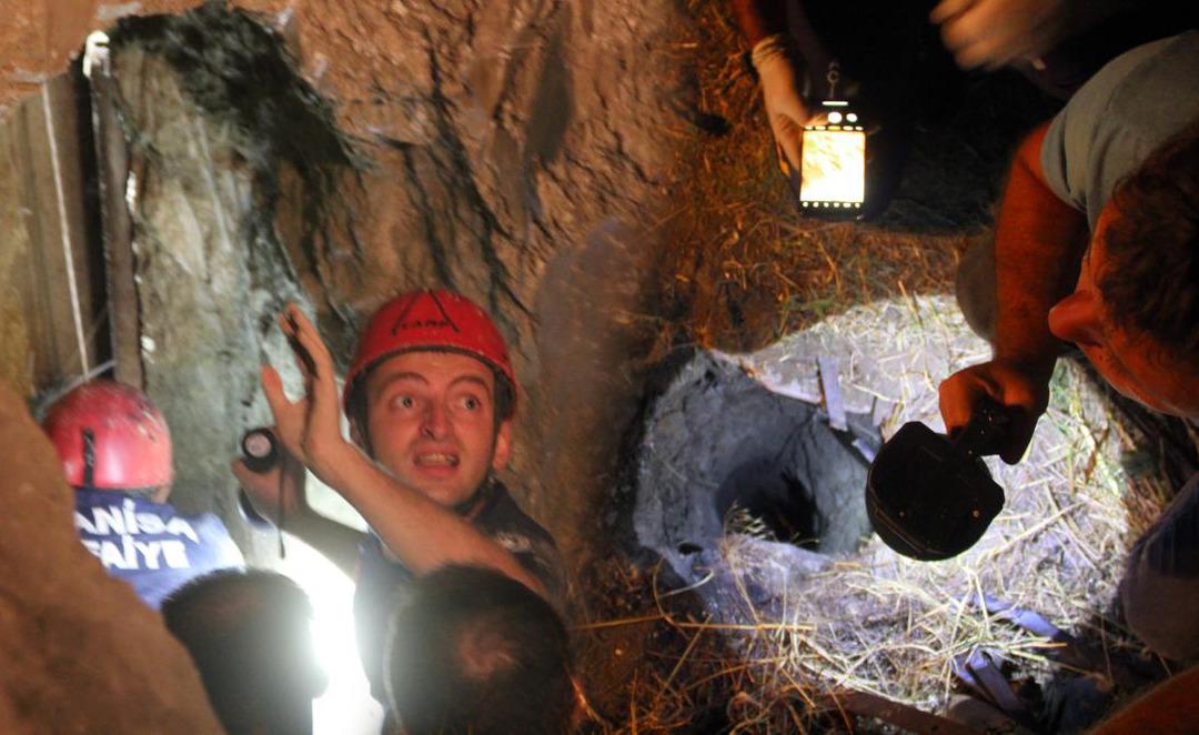 Manisa'da film gibi kurtarma operasyonu! Kuyuya d&uuml;şen 2 yaşındaki &ccedil;ocuğa, saatler sonra yatay t&uuml;nelle ulaşıldı