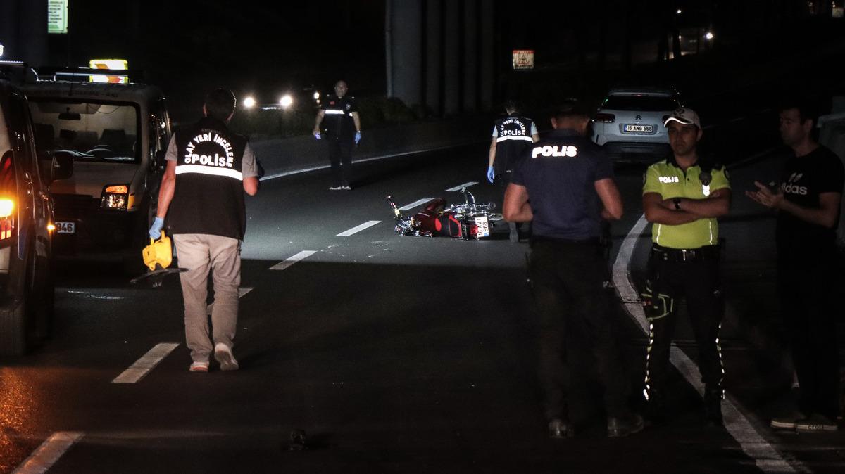 Bursa'da devrilen motosikletten yola savrulan iki kişinin &uuml;zerinden araba ge&ccedil;ti