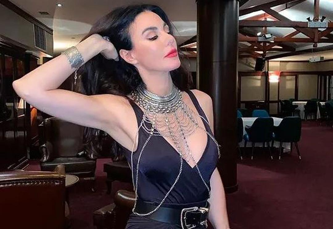 Gen&ccedil;lik sırrını vermişti! Defne Samyeli bikinili pozlarıyla yine olay oldu