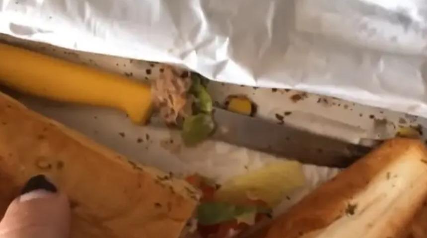 Aşerdiği sandviçin içinden çıktı! Dehşete düşüren görüntü