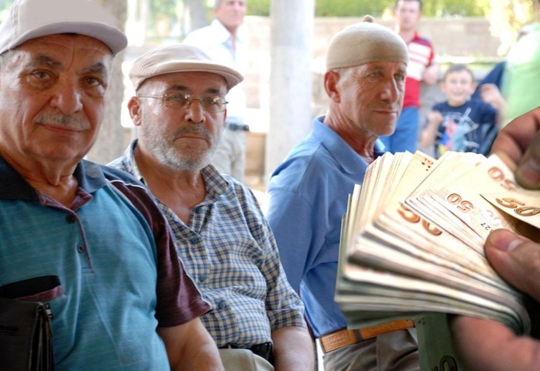 Emekli promosyonunda 'kamu ve &ouml;zel banka' tartışması! SGK&rsquo;ya flaş &ccedil;ağrı: 10&rsquo;da 1&rsquo;i kadar&hellip;