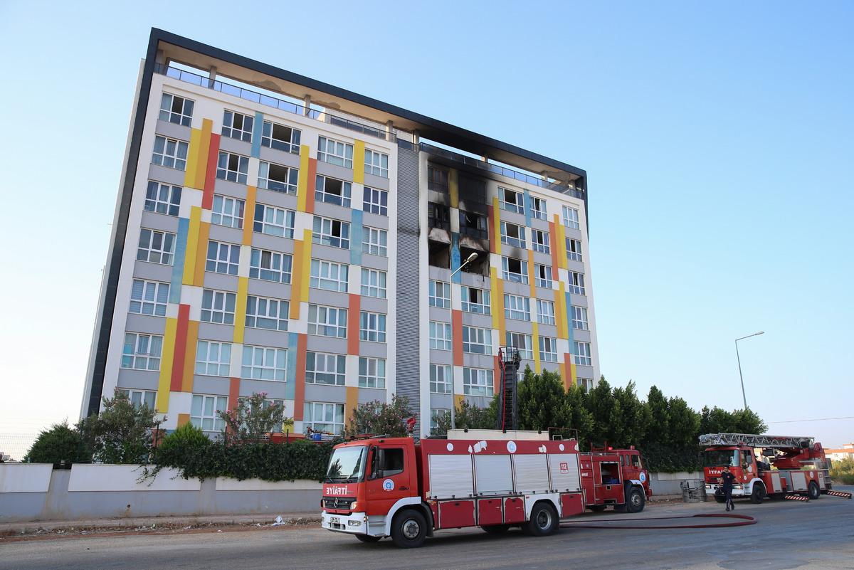 Antalya'da bir apartmanda &ccedil;ıkan yangın s&ouml;nd&uuml;r&uuml;ld&uuml;