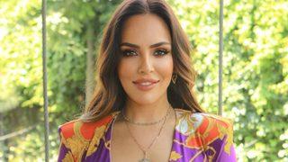 Haber sunucusu Buket Aydın derin yırtmaçlı elbisesiyle poz verdi!