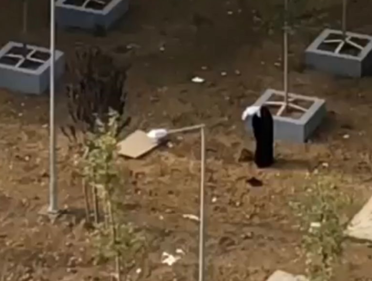 İstanbul�da güpegündüz pes dedirten olay! Eşini gömüp başında dua etti