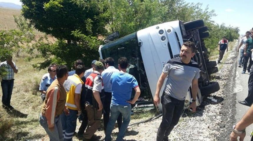 Üniversite öğrencileri taşıyan midibüs devrildi: 1 ölü, 15 yaralı