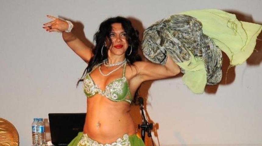 Kadın dernek başkanı, dans&ouml;z&uuml; sahneden indirdi