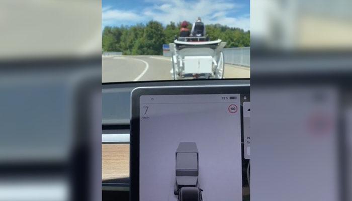 Sosyal medyada viral oldu! Tesla'nın yapay zekasının at arabasıyla imtihanı