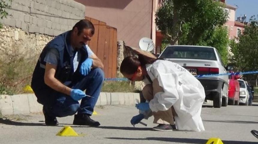 Kocasını sopayla döveni bacaklarından vurdu