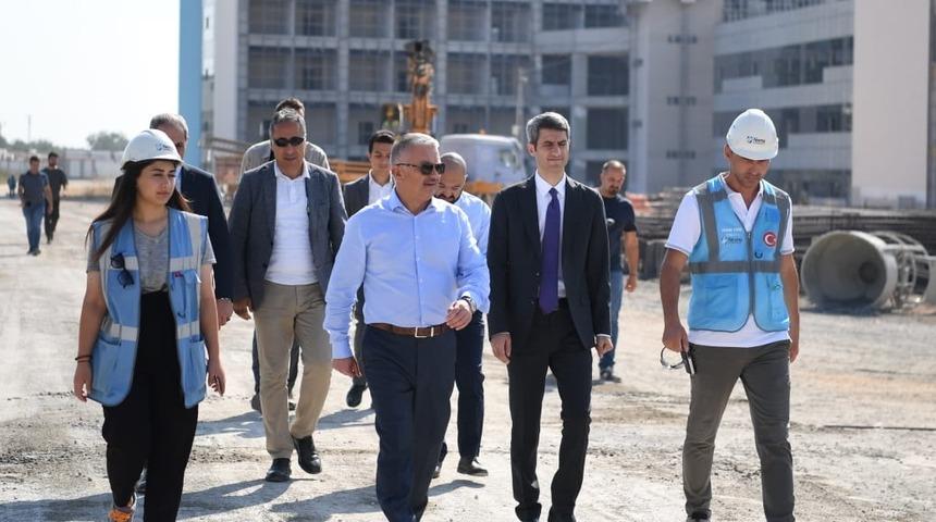 Antalya Valisi Ersin Yazıcı yapımı süren Antalya Şehir Hastanesi inşaatını inceledi