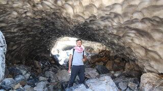 Bunaltıcı sıcakta Mereto Dağı eteğindeki kardan tünellerde serinliyorlar