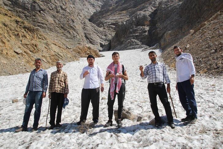 Bunaltıcı sıcakta Mereto Dağı eteğindeki kardan tünellerde serinliyorlar G2