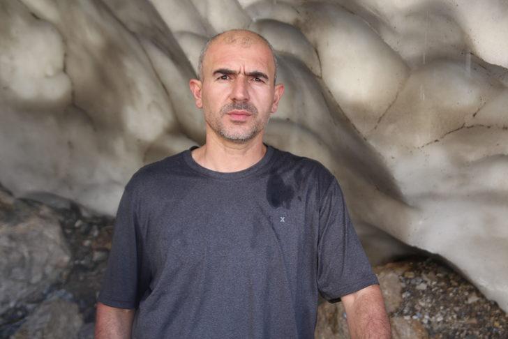 Bunaltıcı sıcakta Mereto Dağı eteğindeki kardan tünellerde serinliyorlar G4