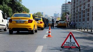 Emniyet kemeri takmadığı için ceza yiyen taksici 'pes' dedirtti: Biraz sonra yeniden çıkaracağım