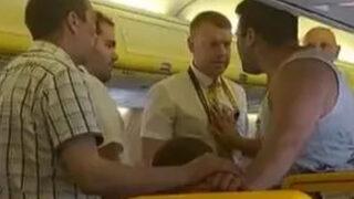 Uçakta şoke eden anlar! Sarhoş yolcu başka bir yolcuyu yaralayınca...