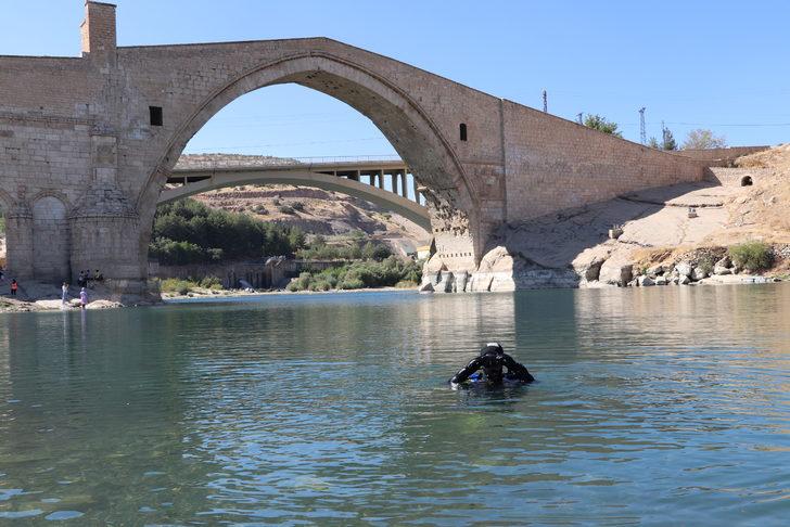 Batman'da itfaiyenin dalgıç ekipleri eğitim dalışında su altından çöp topladı G2