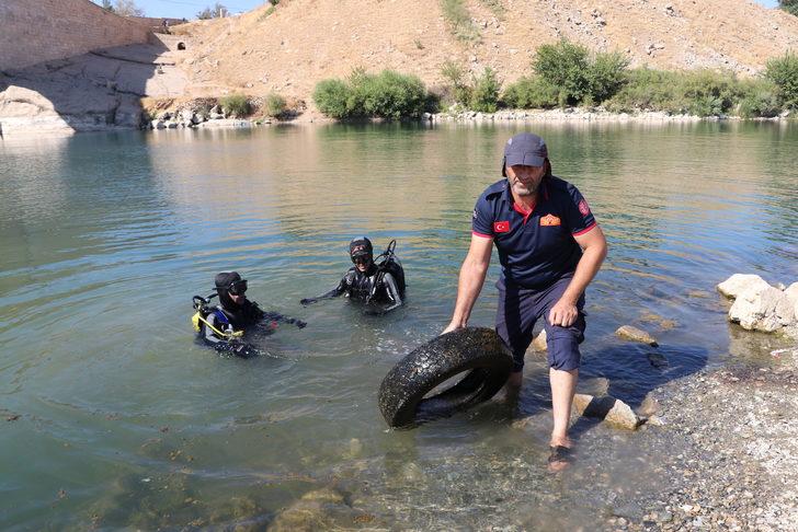 Batman'da itfaiyenin dalgıç ekipleri eğitim dalışında su altından çöp topladı G4