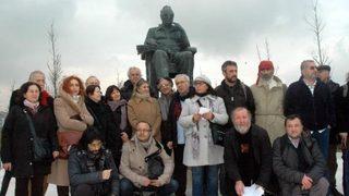 Yaşar Kemal'ın heykeli yeni yerine taşındı