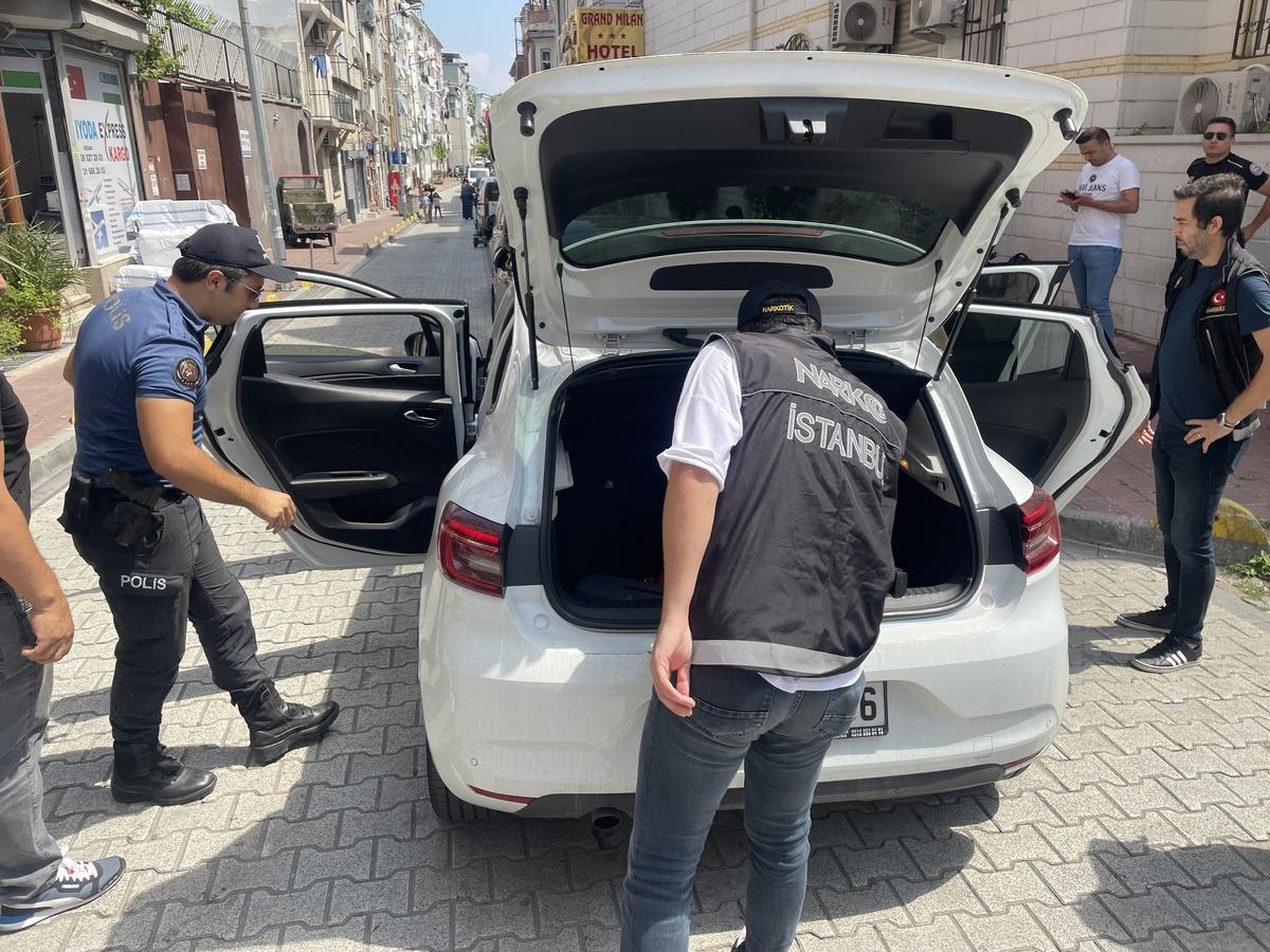 İstanbul'da &ccedil;ok sayıda polisin katılımıyla uygulama yapıldı