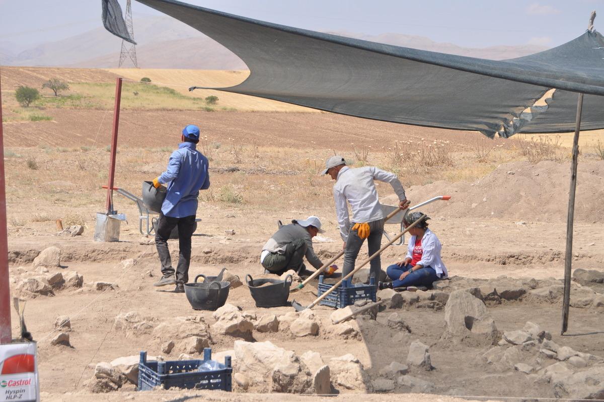 Kahramanmaraş'taki Yassı H&ouml;y&uuml;k'te kazı &ccedil;alışmaları başladı