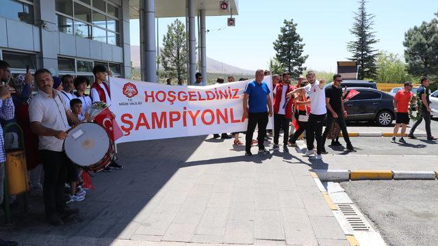 Avrupa şampiyonu genç halterci Yasin Büyükhüseyinler, Niğde'de coşkuyla karşılandı