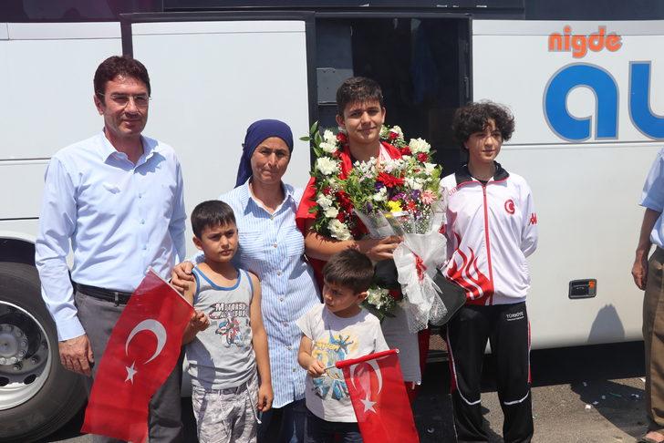 Avrupa şampiyonu genç halterci Yasin Büyükhüseyinler, Niğde'de coşkuyla karşılandı G2