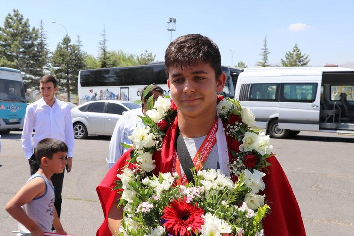 Avrupa şampiyonu genç halterci Yasin Büyükhüseyinler, Niğde'de coşkuyla karşılandı G3