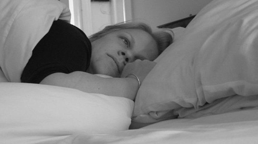 Yan yatarak uyumak Alzheimer riskini azaltabilir