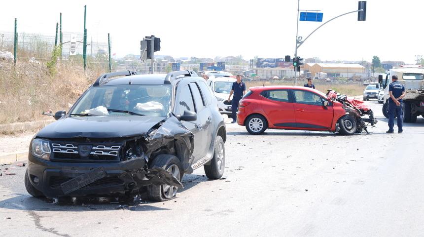 Tuzla'da iki otomobilin çarpıştığı kazada sürücüler yaralandı