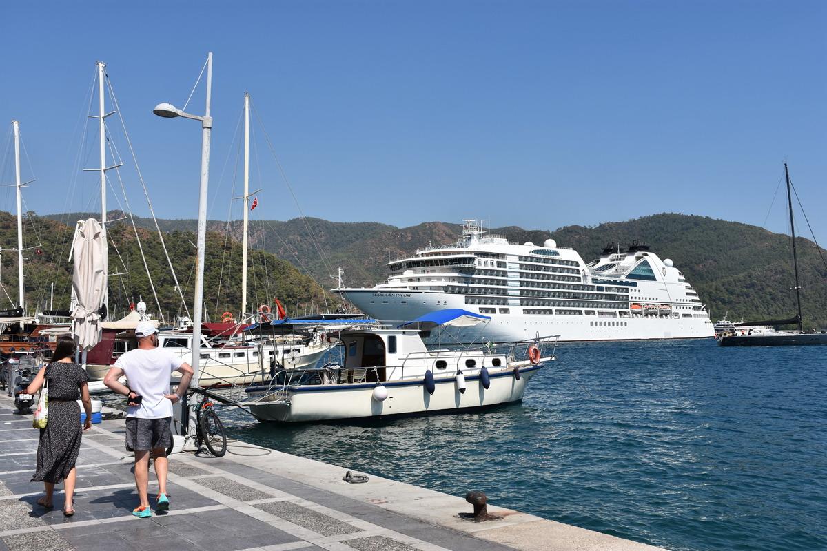Bahama bandıralı kruvaziyer Seabourn Encore Marmaris'e yanaştırıldı