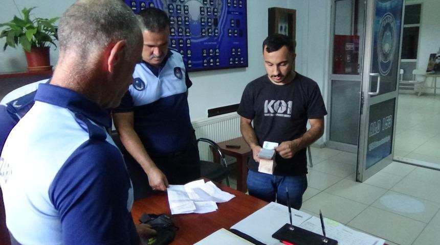 İki çocuğun okul bahçesinde bulduğu para dolu çanta sahibine ulaştırıldı