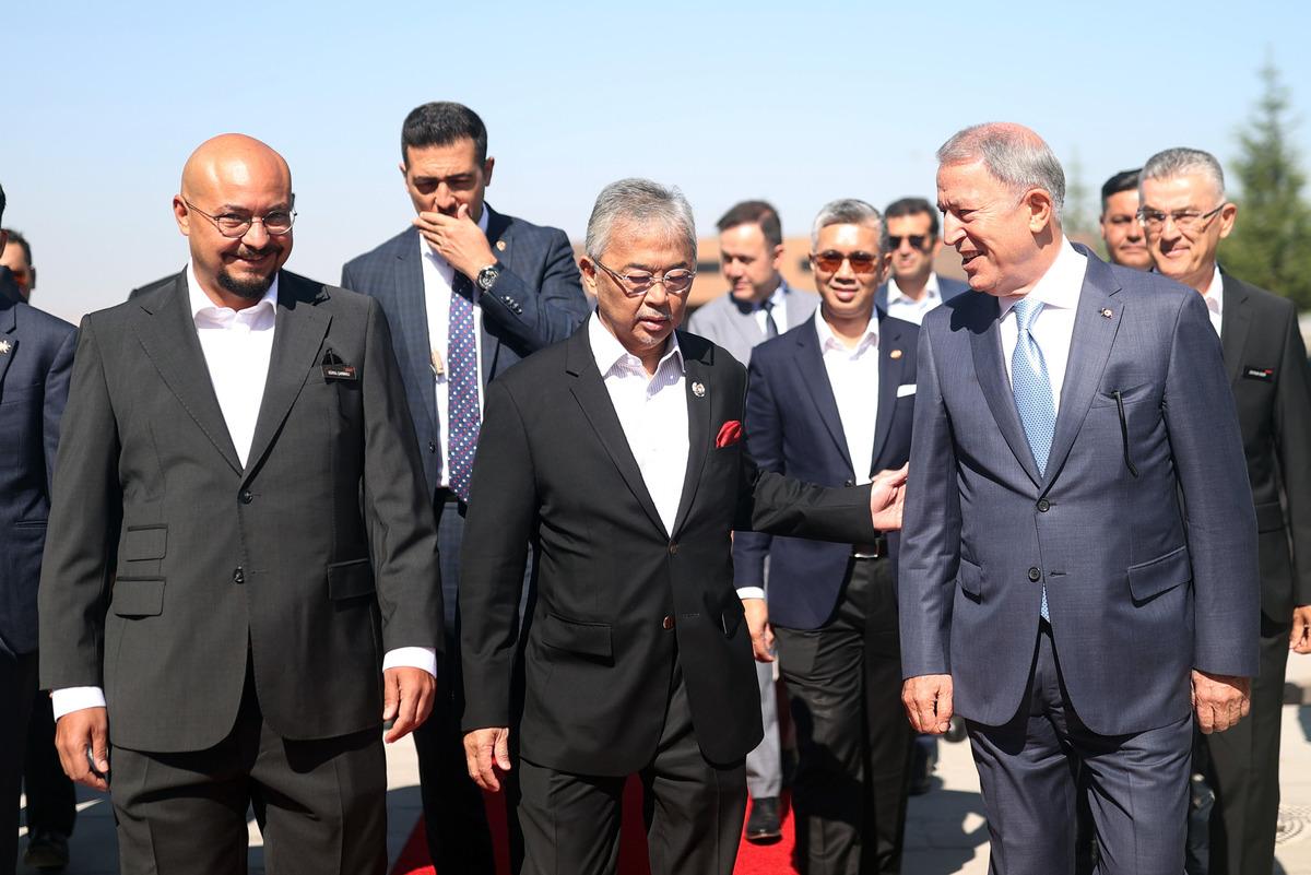 Bakan Akar, Malezya Kralı Sultan Abdullah Şah ile FNSS &uuml;retim tesislerinde incelemelerde bulundu