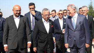 Bakan Akar, Malezya Kralı Sultan Abdullah Şah ile FNSS üretim tesislerinde incelemelerde bulundu
