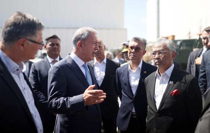 Bakan Akar, Malezya Kralı Sultan Abdullah Şah ile FNSS üretim tesislerinde incelemelerde bulundu G2