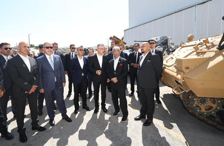 Bakan Akar, Malezya Kralı Sultan Abdullah Şah ile FNSS üretim tesislerinde incelemelerde bulundu G3