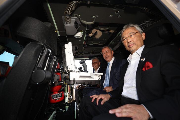 Bakan Akar, Malezya Kralı Sultan Abdullah Şah ile FNSS üretim tesislerinde incelemelerde bulundu G4