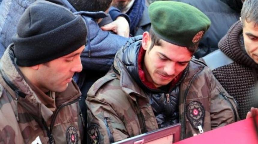 Şehit babasını üniforması ile uğurladı