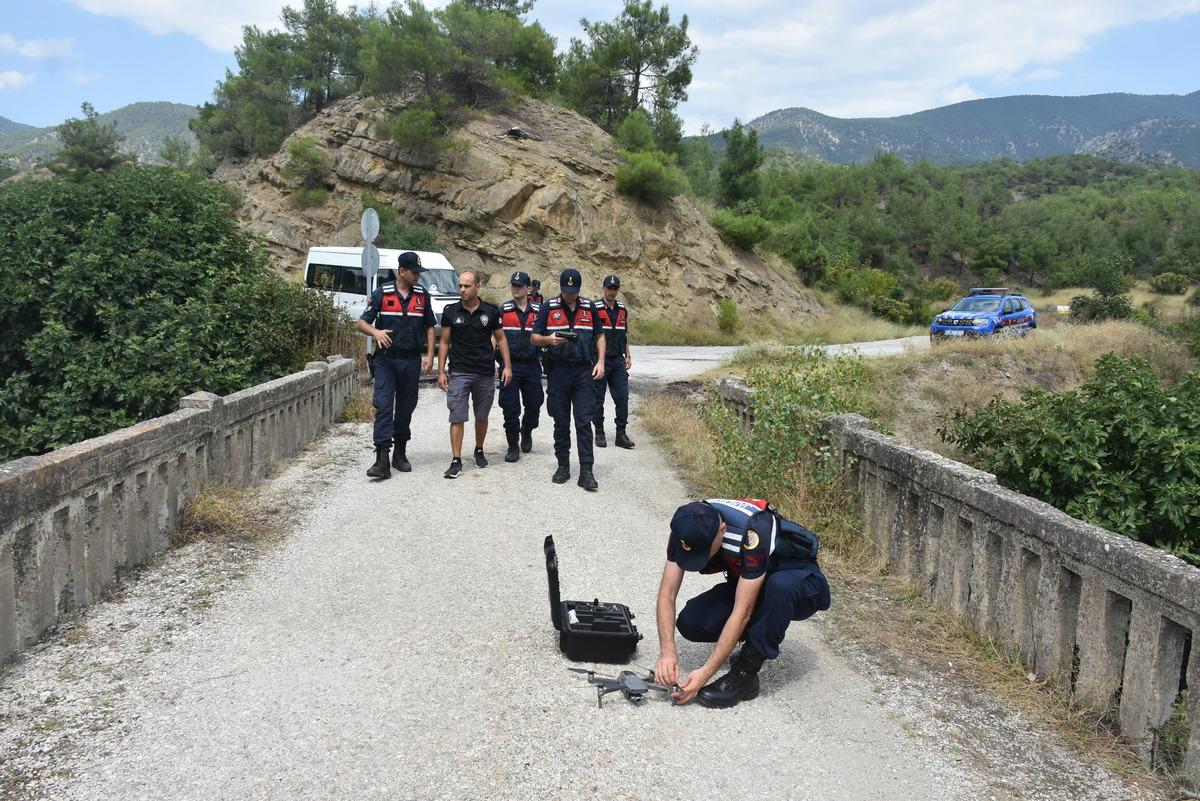Sinop'ta aracı yanmış halde bulunan kadın i&ccedil;in arama &ccedil;alışması başlatıldı