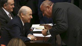Dokunulmazlık gecesinde günün karesi: Bahçeli ve Türkeş yan yana
