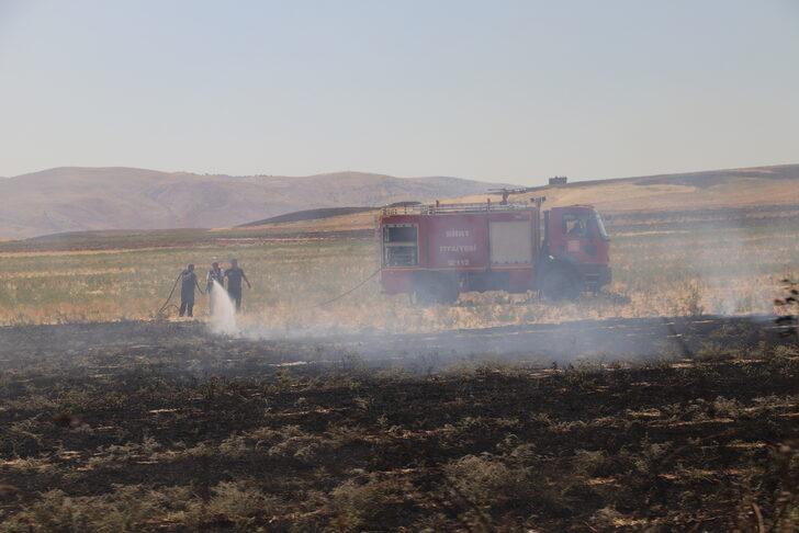 Siirt'te çıkan anız yangını saman balyalarına sıçramadan söndürüldü G2