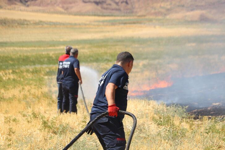 Siirt'te çıkan anız yangını saman balyalarına sıçramadan söndürüldü G3