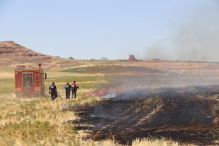 Siirt'te çıkan anız yangını saman balyalarına sıçramadan söndürüldü G4