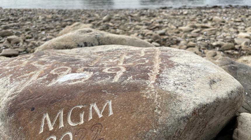 Meşhur nehirde dehşete d&uuml;ş&uuml;ren keşif! O taşlar ve &uuml;zerindeki yazılar neyin habercisi?