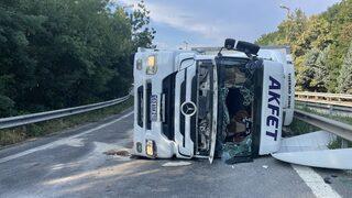 Kocaeli'de devrilen tırın sürücüsü yaralandı