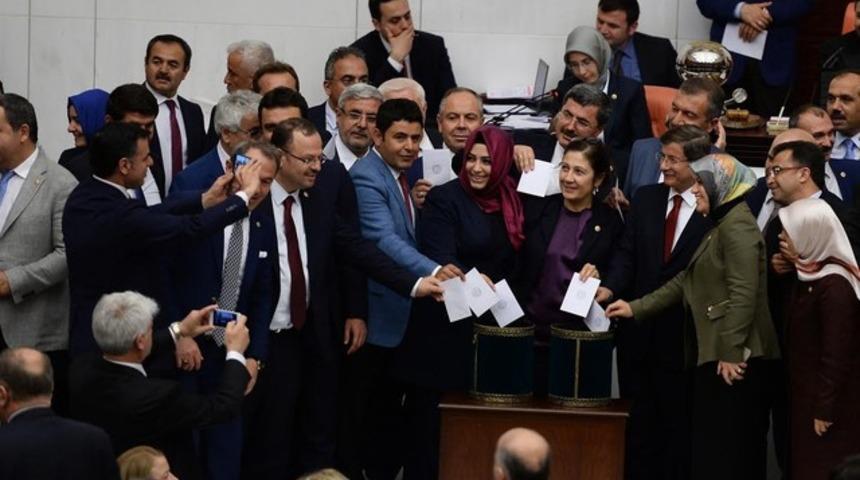Davutoğlu ve AK Partili vekillerin fotoğrafını CHP’li vekil çekti
