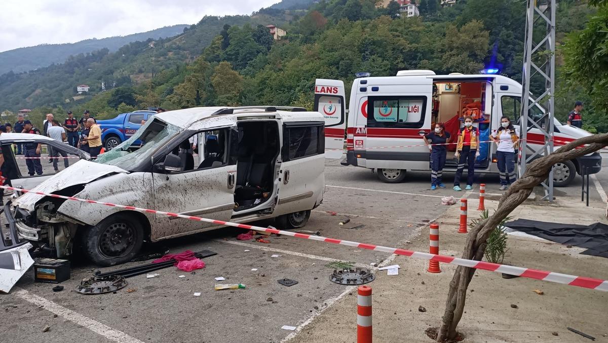 Trabzon'da 4 g&uuml;n &ouml;nce evlenen &ccedil;ifti trafik kazası ayırdı