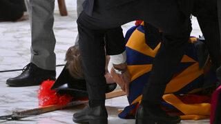 Papa Francis’i korumakla görevli olan İsviçreli muhafız bayıldı