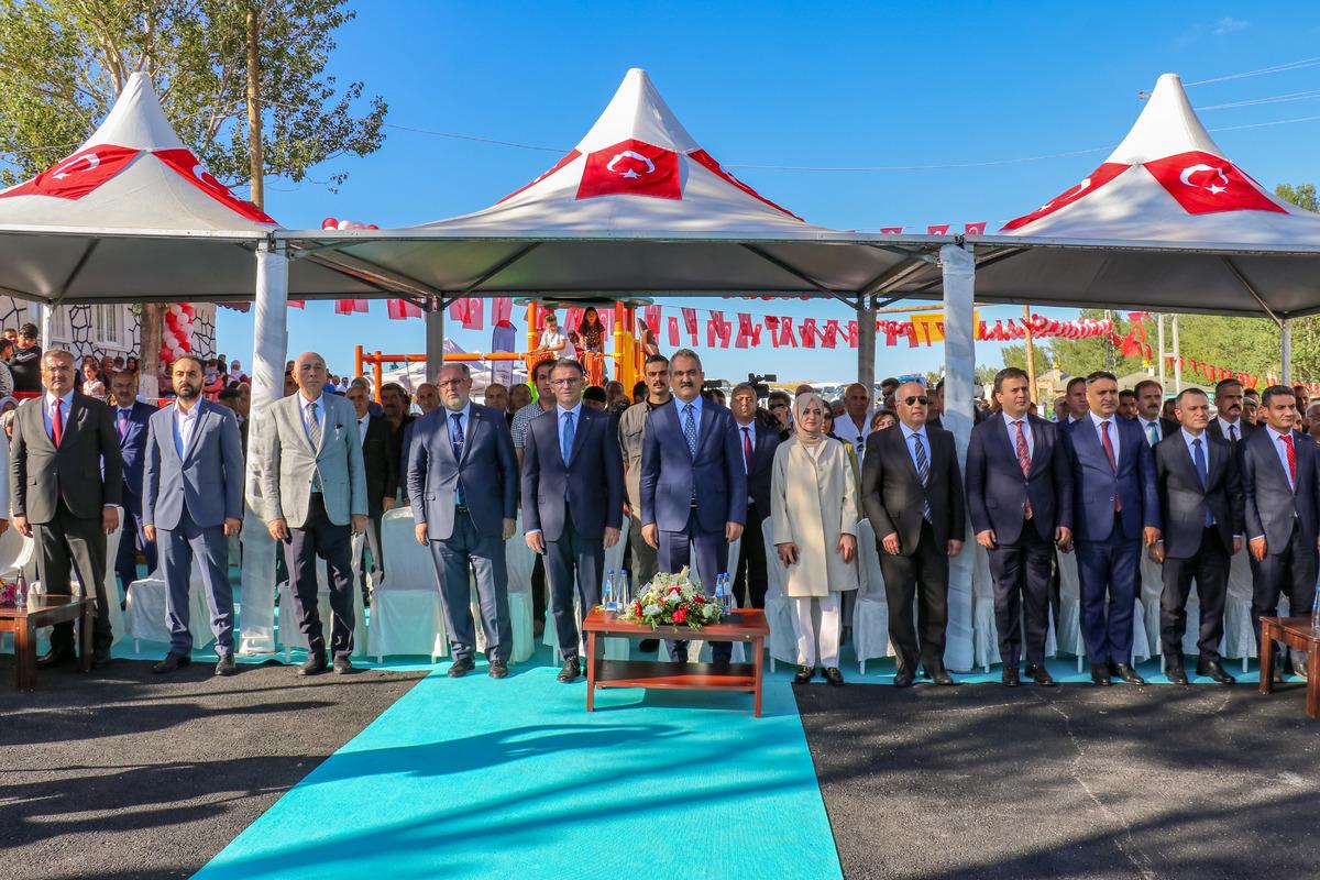 Milli Eğitim Bakanı &Ouml;zer, Van'da "K&ouml;y Yaşam Merkezi"nin a&ccedil;ılışında konuştu: