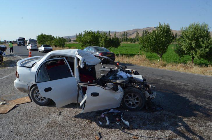 Aksaray'da otomobilin kamyonla çarpışması sonucu 4 kişi yaralandı G3