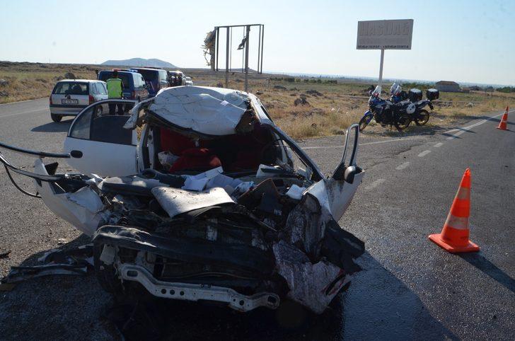 Aksaray'da otomobilin kamyonla çarpışması sonucu 4 kişi yaralandı G4