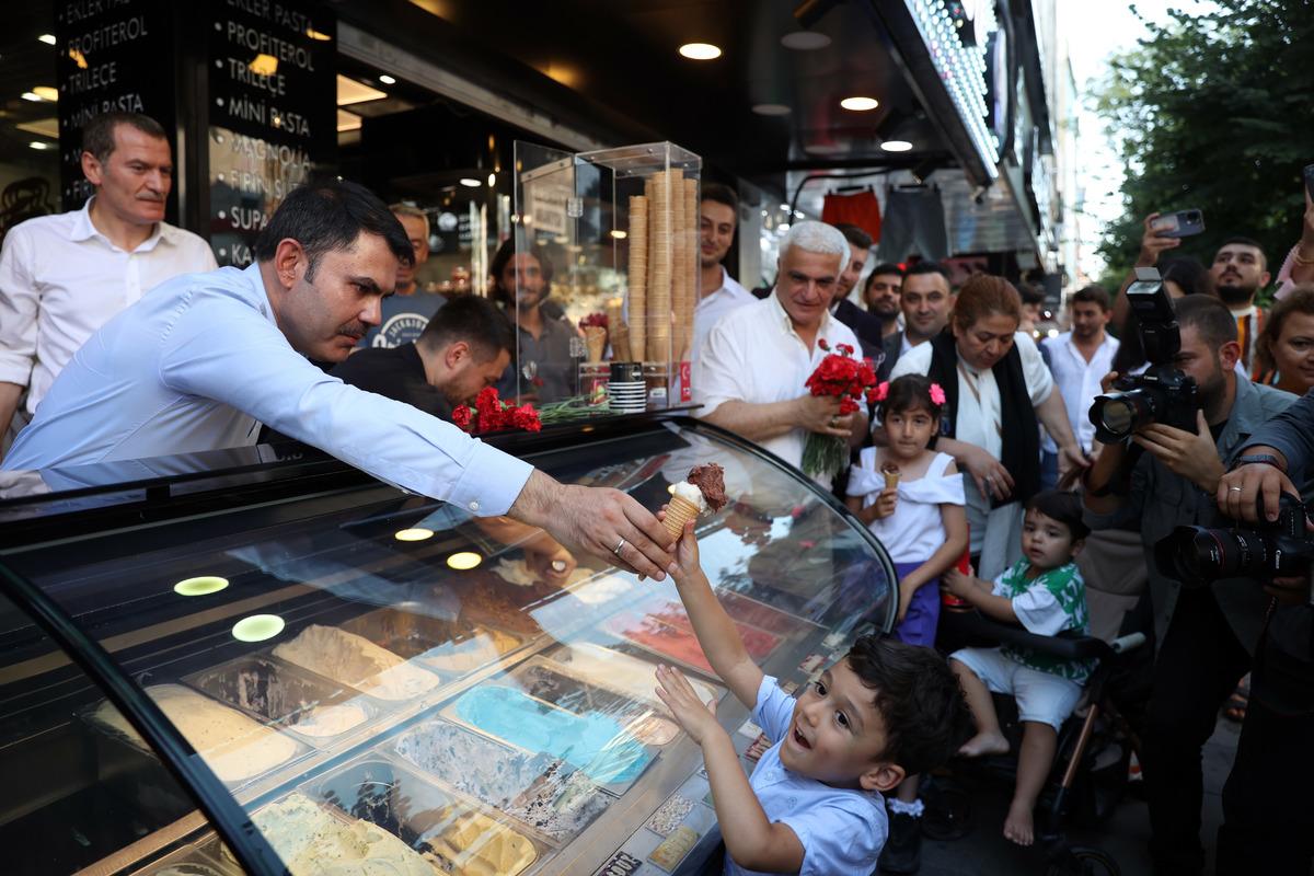 Bakan Murat Kurum, Zeytinburnu'nda vatandaşlar ve esnafla buluştu: